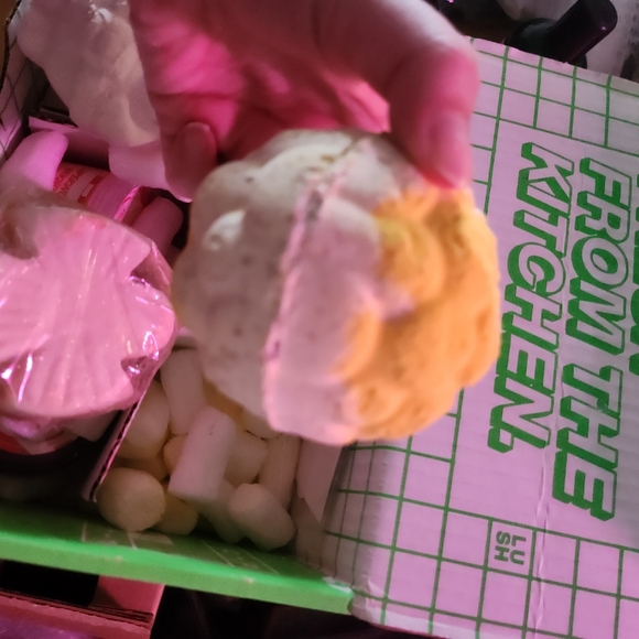 Assorted Lush Kitchen box items - Picture 5 of 10